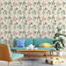 Un salon moderne avec un papier peint floral aux motifs délicats de feuilles vertes et fleurs rouges sur fond crème, créant une ambiance fraîche et accueillante.