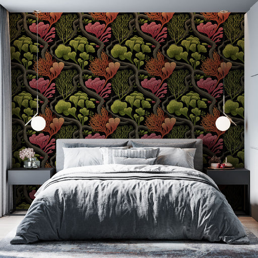 Une chambre moderne avec un papier peint botanique aux motifs colorés de feuilles et de coraux sur fond noir, créant une ambiance vibrante et chaleureuse.
