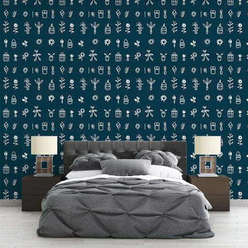 Une chambre moderne avec un papier peint bleu nuit orné de motifs blancs de fleurs et de pots, créant une atmosphère fraîche et accueillante.