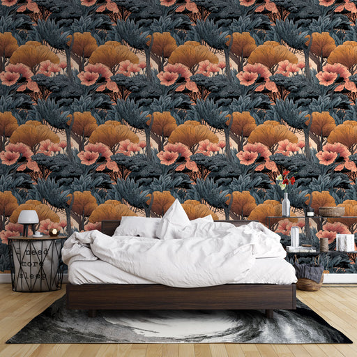 Une chambre élégante avec un papier peint tropical aux motifs luxuriants de fleurs roses et de feuillages sombres sur fond beige, créant une ambiance chaleureuse et apaisante.