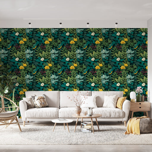 Un salon lumineux avec un papier peint tropical aux motifs luxuriants de feuilles vertes et de fleurs jaunes, créant une ambiance vivante et accueillante.