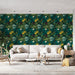 Un salon lumineux avec un papier peint tropical aux motifs luxuriants de feuilles vertes et de fleurs jaunes, créant une ambiance vivante et accueillante.