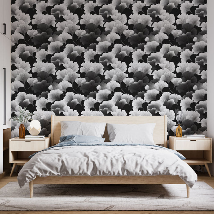 Une chambre moderne avec un papier peint floral en noir et blanc, créant une atmosphère élégante et apaisante grâce à ses motifs délicats.