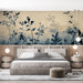 Une chambre élégante avec un papier peint floral aux teintes bleu marine et beige, créant une ambiance douce et apaisante.