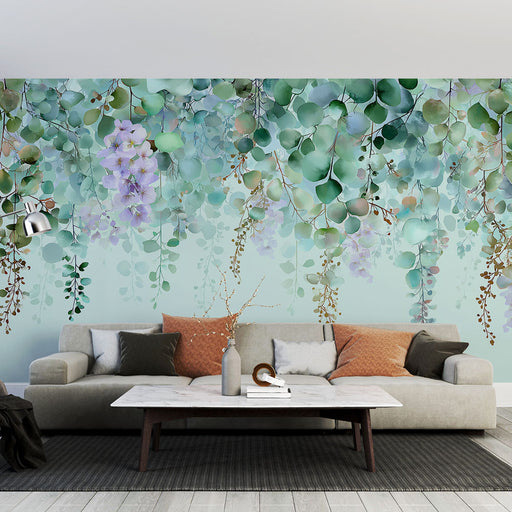 Un salon moderne avec un papier peint floral aux teintes vertes et lilas, créant une atmosphère apaisante et naturelle.