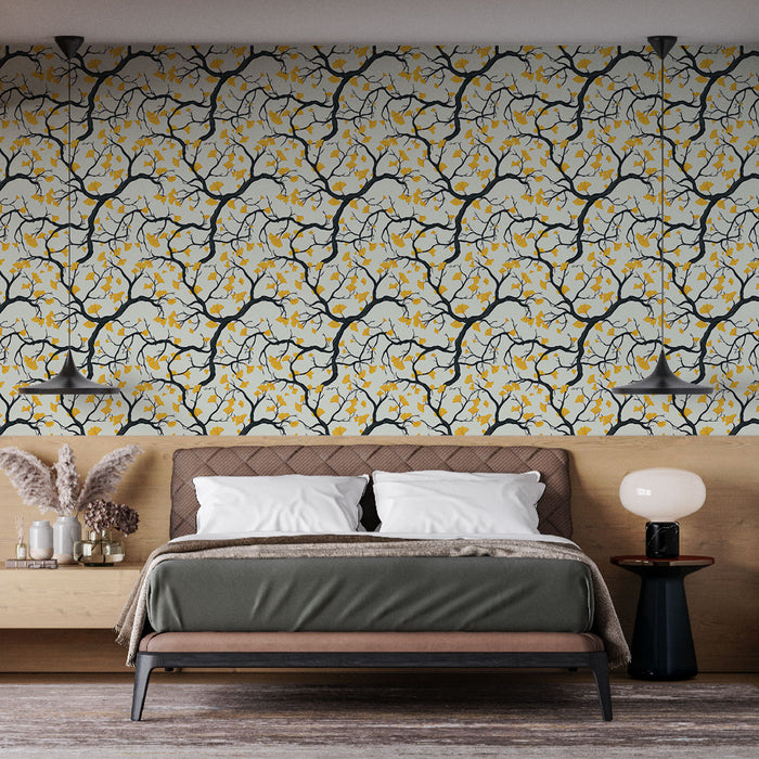 Une chambre moderne avec un papier peint aux motifs de branches noires et fleurs jaunes sur fond clair, créant une ambiance chaleureuse et accueillante.