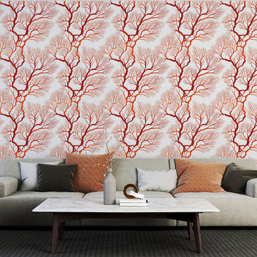 Un salon élégant avec un papier peint aux motifs de branches coralliennes rouges sur fond blanc, créant une ambiance vivante et chaleureuse.