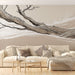 Un salon élégant avec un papier peint représentant une branche stylisée en noir sur fond beige, créant une atmosphère apaisante et naturelle.