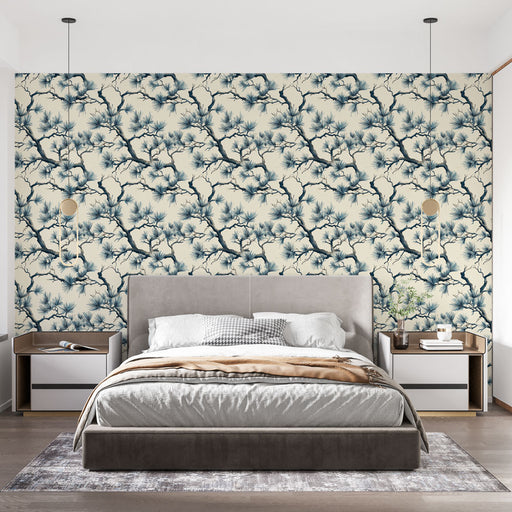 Une chambre moderne avec un papier peint aux motifs de branches de pin en bleu sur fond crème, créant une atmosphère apaisante et naturelle.