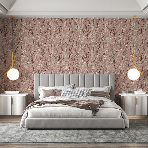 Une chambre élégante avec un papier peint aux motifs de branches délicates sur fond rose, créant une atmosphère douce et apaisante.