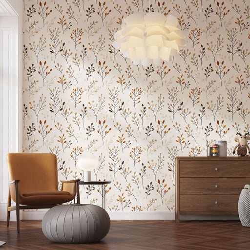 Une pièce moderne avec un papier peint floral aux motifs délicats de branches et feuilles dans des teintes chaudes de beige, orange et noir, créant une atmosphère accueillante et naturelle.