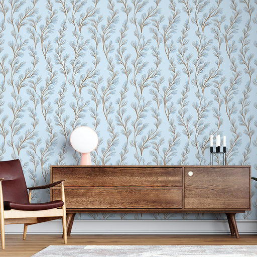 Un salon moderne avec un papier peint bleu clair orné de motifs floraux délicats en beige, créant une ambiance douce et apaisante.