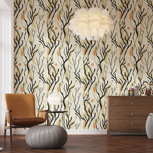 Un salon moderne avec un papier peint aux motifs organiques noirs et ocres sur fond crème, créant une ambiance chaleureuse et artistique.