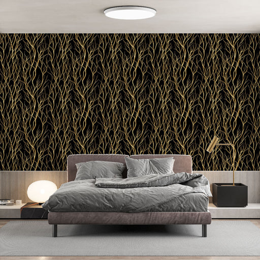 Une chambre moderne avec un papier peint noir orné de motifs de branches dorées, créant une ambiance élégante et sophistiquée.