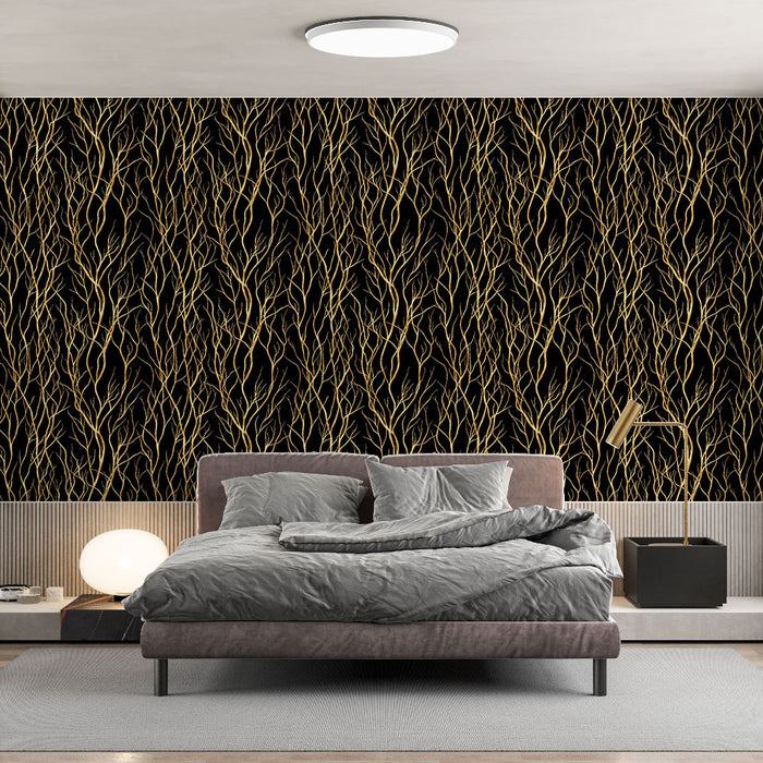 Une chambre moderne avec un papier peint noir orné de motifs de branches dorées, créant une ambiance élégante et sophistiquée.
