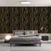Une chambre moderne avec un papier peint noir orné de motifs de branches dorées, créant une ambiance élégante et sophistiquée.