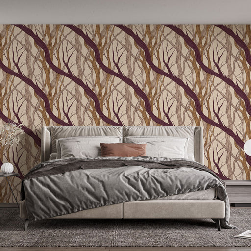 Une chambre moderne avec un papier peint aux motifs de branches stylisées dans des teintes marron et bordeaux sur fond beige, créant une atmosphère chaleureuse et accueillante.