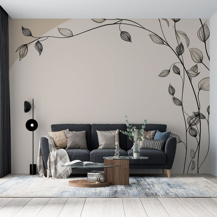 Un salon moderne avec un papier peint aux motifs de feuilles délicates en noir sur un fond beige, créant une ambiance apaisante et élégante.