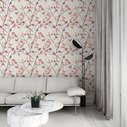 Un salon élégant avec un papier peint floral aux motifs de branches et de feuilles dans des teintes douces de rose et beige, créant une atmosphère chaleureuse et apaisante.