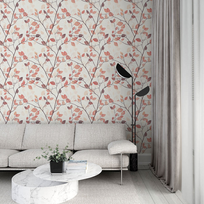 Un salon élégant avec un papier peint floral aux motifs de branches et de feuilles dans des teintes douces de rose et beige, créant une atmosphère chaleureuse et apaisante.
