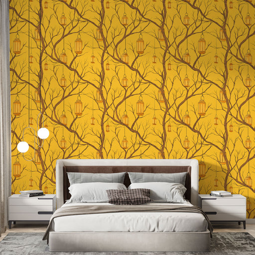 Une chambre moderne avec un papier peint jaune vif illustrant des branches nues et des lanternes suspendues, créant une ambiance chaleureuse et accueillante.