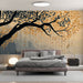 Une chambre moderne avec un papier peint représentant un arbre aux feuilles dorées sur fond dégradé beige et gris, créant une atmosphère douce et apaisante.