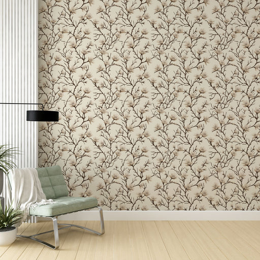 Un salon moderne avec un papier peint aux motifs de branches délicates et florales sur fond beige, créant une atmosphère douce et apaisante.