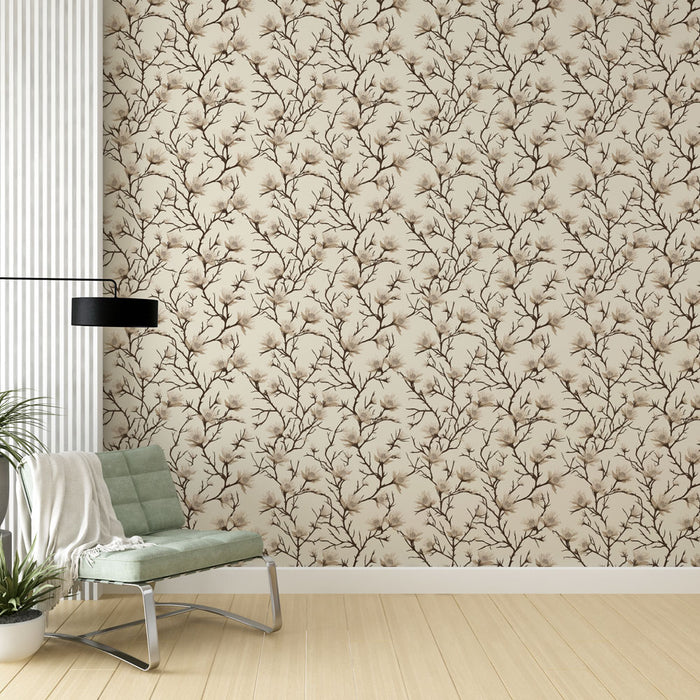 Un salon moderne avec un papier peint aux motifs de branches délicates et florales sur fond beige, créant une atmosphère douce et apaisante.
