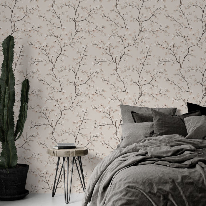 Une chambre moderne avec un papier peint floral aux teintes douces, représentant des branches délicates sur fond beige, créant une atmosphère apaisante et élégante.