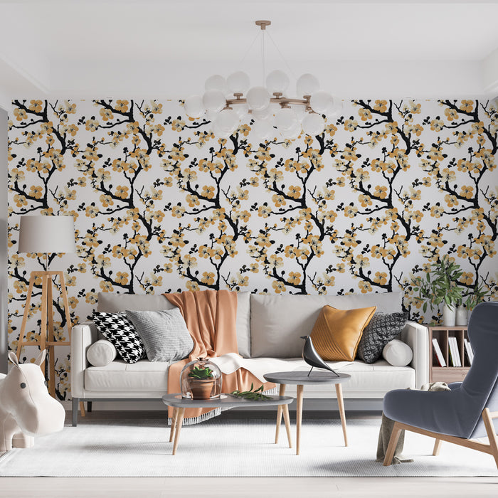 Un salon lumineux avec un papier peint floral aux motifs de branches noires ornées de fleurs jaunes sur fond blanc, créant une ambiance chaleureuse et accueillante.