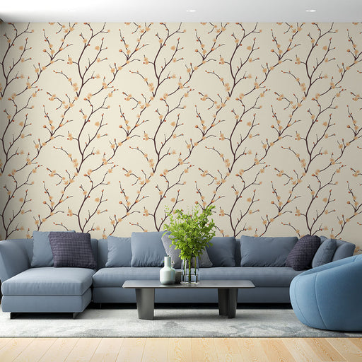 Un salon moderne avec un papier peint floral beige aux motifs de branches délicates et fleurs dorées, créant une ambiance douce et apaisante.