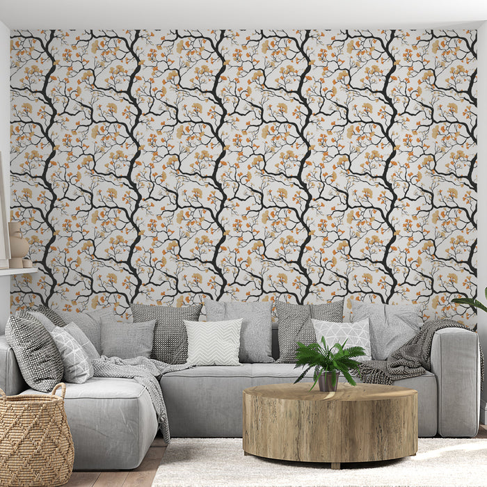 Un salon contemporain avec un papier peint floral aux branches noires et fleurs dorées sur fond clair, créant une ambiance chaleureuse et accueillante.