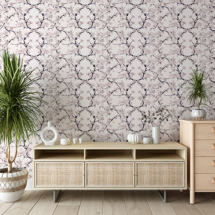 Une pièce moderne avec un papier peint floral pastel aux motifs délicats de branches et fleurs sur fond clair, créant une ambiance douce et apaisante.