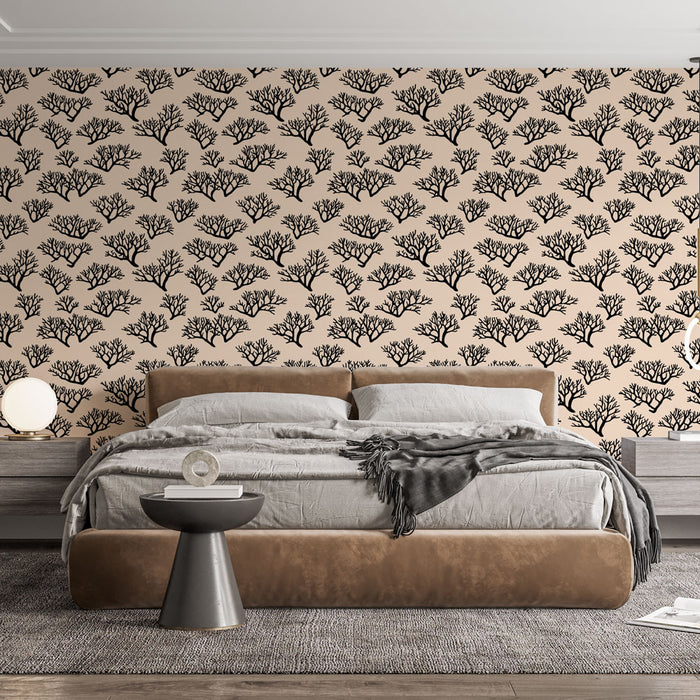 Une chambre moderne avec un papier peint beige orné de motifs noirs de branches stylisées, créant une ambiance élégante et apaisante.