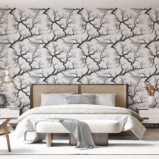 Une chambre moderne avec un papier peint noir et blanc représentant des branches d'arbres, créant une atmosphère artistique et apaisante.