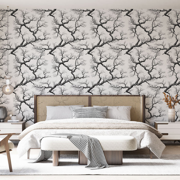 Une chambre moderne avec un papier peint noir et blanc représentant des branches d'arbres, créant une atmosphère artistique et apaisante.