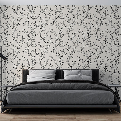Une chambre moderne avec un papier peint délicat aux motifs de branches noires sur fond clair, créant une atmosphère apaisante et élégante.