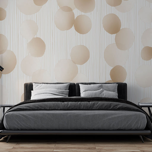 Une chambre moderne avec un papier peint aux motifs de cercles beiges sur fond clair, créant une atmosphère douce et apaisante.