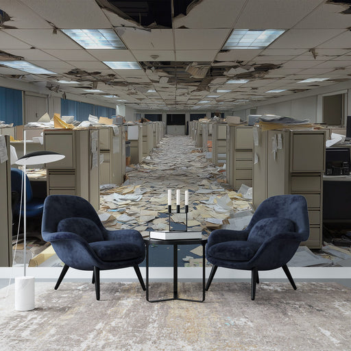 Un bureau moderne avec un papier peint représentant un environnement de travail en désordre, évoquant une atmosphère désorganisée et chaotique.