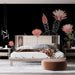 Une chambre moderne avec un papier peint noir illustré de cactus et de fleurs roses, créant une ambiance à la fois audacieuse et élégante.