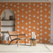 Une pièce moderne avec un papier peint orange vif orné de motifs de cactus blancs, créant une ambiance joyeuse et chaleureuse.