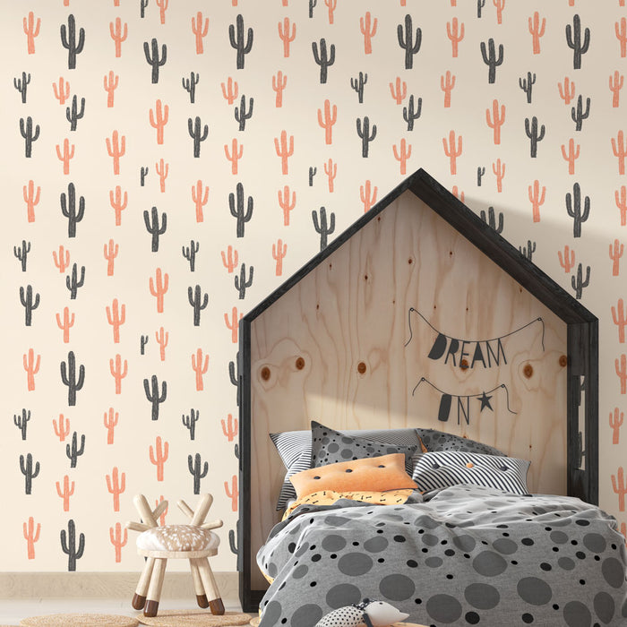 Une chambre enfantine avec un papier peint illustrant des cactus en noir et rose sur fond crème, créant une ambiance ludique et chaleureuse.