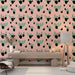 Une salle de séjour moderne avec un papier peint rose illustré de cactus noirs et verts, créant une ambiance ludique et chaleureuse.