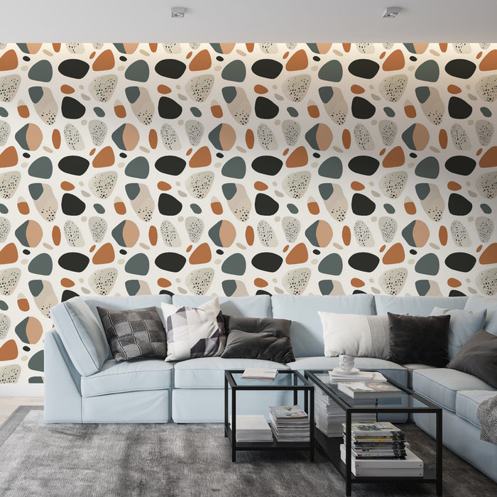 Un salon contemporain avec un papier peint abstrait aux formes organiques dans des teintes de bleu, terracotta et noir, créant une ambiance dynamique et chaleureuse.