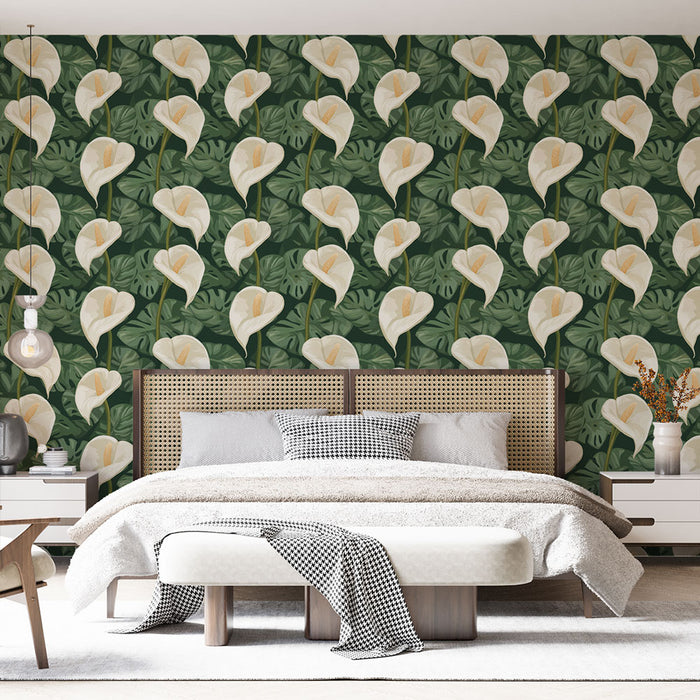 Une chambre élégante avec un papier peint floral représentant des arums blancs sur fond vert foncé, créant une atmosphère apaisante et naturelle.