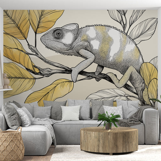 Un salon moderne avec un papier peint illustrant un caméléon stylisé sur une branche, entouré de grandes feuilles jaunes, créant une ambiance artistique et naturelle.