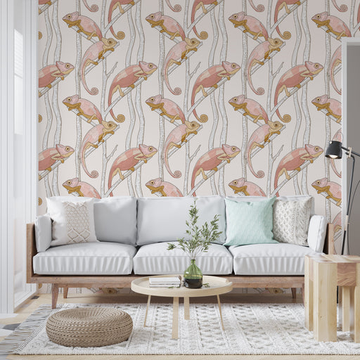 Un salon lumineux avec un papier peint illustrant des caméléons roses sur fond clair, créant une ambiance ludique et naturelle.