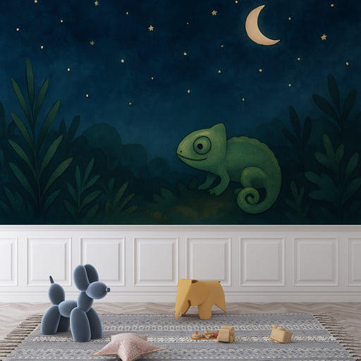 Une chambre d'enfant avec un papier peint nocturne représentant un caméléon vert sous un ciel étoilé, créant une atmosphère ludique et apaisante.