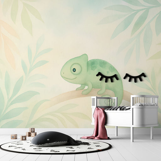 Une chambre d'enfant avec un papier peint illustrant un caméléon vert sur fond pastel, créant une ambiance douce et ludique.