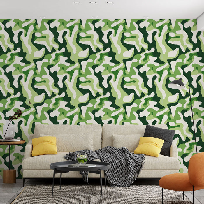 Un salon contemporain avec un papier peint camouflage aux nuances de vert et blanc, créant une ambiance dynamique et moderne.